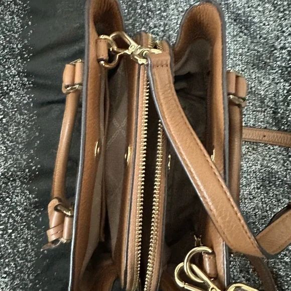 Michael Kors monogram crossbody/tote - Picture 4 of 9